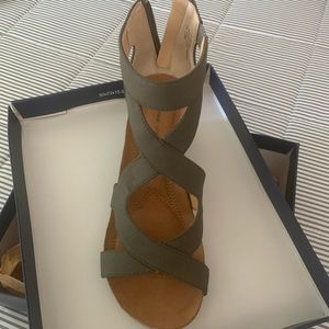 7 1/2 Olive Green Adrienne Vittadini Wedges